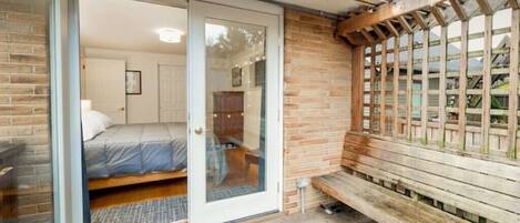 2 bedrooms, in-room safe, iron/ironing board, free WiFi