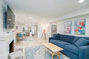 Smart TV, books - Cozy Retreat near Children's Hospital & UW Medical Center at Montlake

 (Seattle)