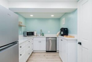 Fridge, microwave, oven, dishwasher - Cozy Retreat near Children's Hospital & UW Medical Center at Montlake

 (Seattle)