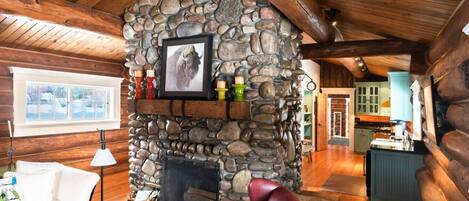 Televisión, chimenea, futbolito y tenis de mesa