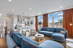 TV - Southern Duo Retreat – Close to Broadway (Nashville)