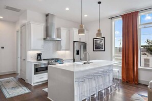 Fridge, microwave, oven, stovetop - Southern Duo Retreat – Close to Broadway (Nashville)