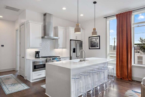 Fridge, microwave, oven, stovetop - Southern Duo Retreat – Close to Broadway (Nashville)