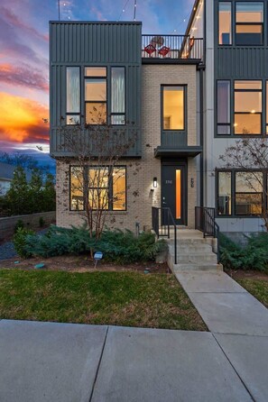 Exterior detail - Southern Duo Retreat – Close to Broadway (Nashville)