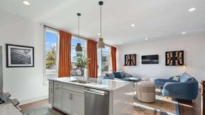 Um apartamento moderno com cozinha, sala de jantar e sala de estar.