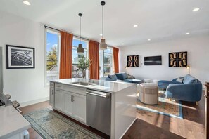 TV - Southern Duo Retreat – Close to Broadway (Nashville)