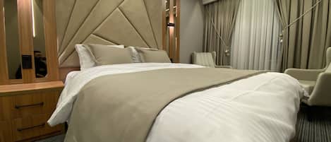 Business Studio | Desk, soundproofing, free WiFi