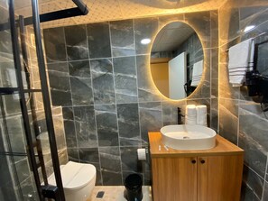 Desk, soundproofing, free WiFi - Beşiktaş Vip İnn Hotel & Suites (Istanbul)