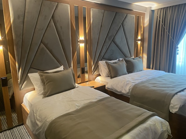 Family Quadruple Room | Desk, soundproofing, free WiFi - Beşiktaş Vip İnn Hotel & Suites (Istanbul)