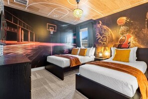 9 bedrooms, travel cot, WiFi, bed sheets