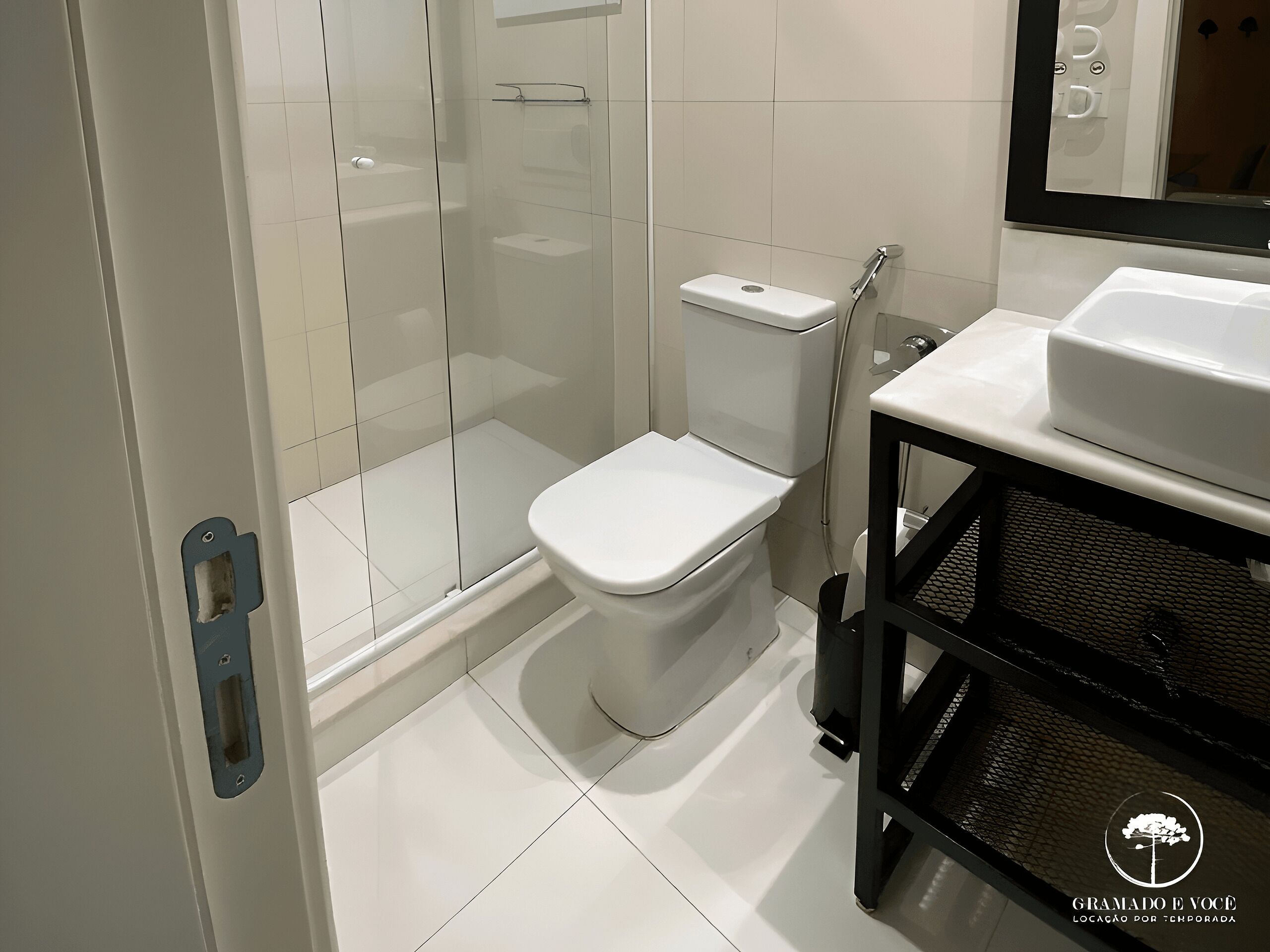 Un baño moderno con inodoro, ducha y lavabo.