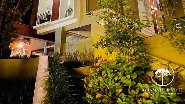Un hotel de varios pisos con balcones y una fachada bien iluminada.