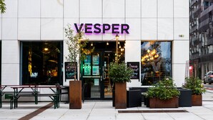 Ein modernes Gebäude mit einem großen Schild, auf dem "VESPER" steht.