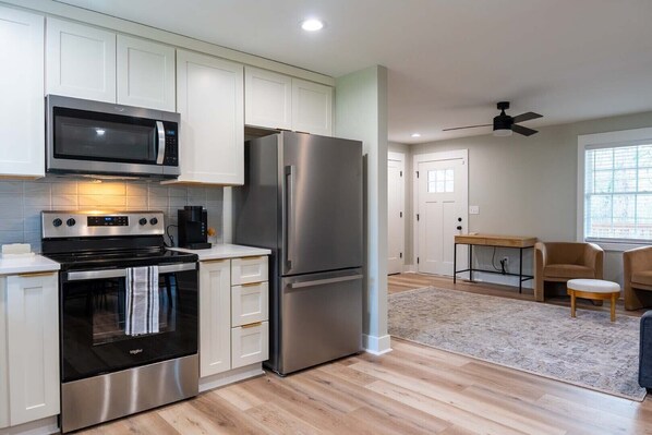 Refrigerador, microondas, horno y parrilla de estufa