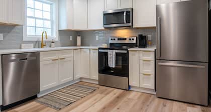 Urban Oasis w/ King Bed – 3 BR Near Duke & DT