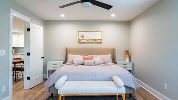 3 slaapkamers, een bureau, een strijkplank/strijkijzer, reisbedje