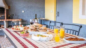 Una mesa de comedor con diversas opciones de comida, como sándwiches, ensaladas y fruta.