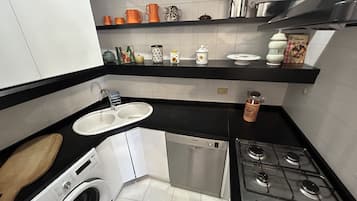 KĂŒhlschrank, Mikrowelle, Ofen, Herdplatte