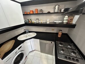 Fridge, microwave, oven, stovetop - At the Bàcaro.... within walking distance of the historic center and beaches (Sestri Levante)