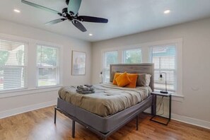 3 habitaciones, escritorio, tabla de planchar con plancha y wifi gratis 