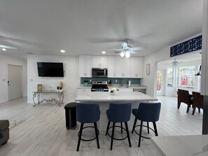 Refrigerador, microondas, horno, placa de cocina