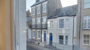 A street view with buildings, a sidewalk, and a fence. - Pass the Keys | Modern and Spacious Terrace in Central Cambridge (Cambridge)