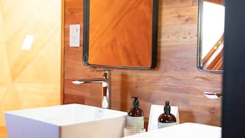 Premium Room, Jetted Tub, Lake View | Bilik Mandi | Kelengkapan dandanan diri mesra alam, jubah mandi, selipar