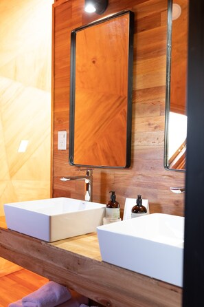 Premium Room, Jetted Tub, Lake View | Bilik Mandi | Kelengkapan dandanan diri mesra alam, jubah mandi, selipar