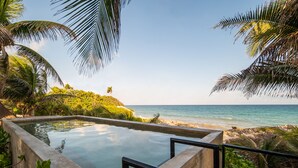 A infinity pool with a view of the ocean and palm trees. - Tropicalito Tulum (Tulum)