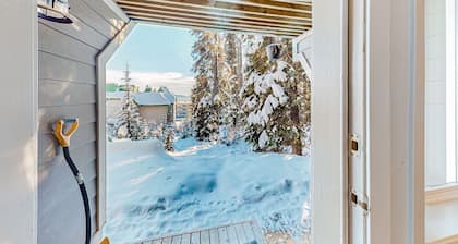 Peaceful mountain suite with open layout, internet, & W/D - walk to the lifts