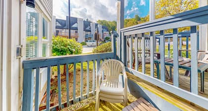 Ski-in/ski-out, dog-friendly studio with pool/hot tub/tennis access - near beach