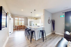 Interior - Stunning dog friendly condo with shared pool, fireplace, grill (The Blue Mountains)