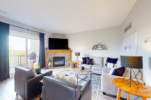 TV, fireplace - Stunning dog friendly condo with shared pool, fireplace, grill (The Blue Mountains)
