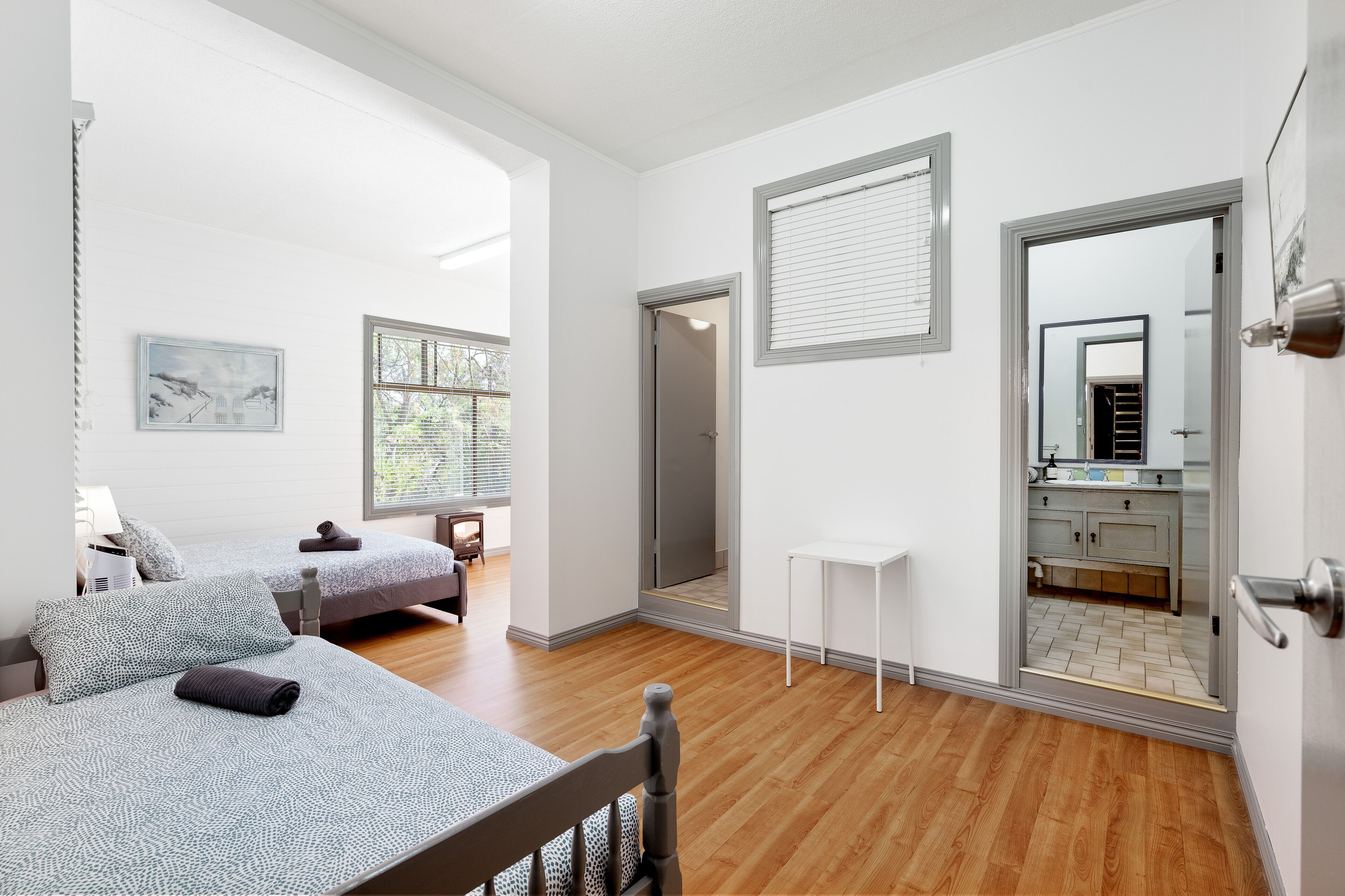 6 habitaciones, tabla de planchar con plancha y acceso a internet 