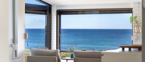 Televisie, een open haard en een tafeltennistafel