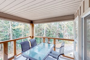 Outdoor dining - Mountain view townhouse with a private hot tub, washer/dryer, & fireplace (Whistler)