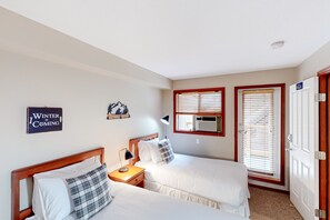 2 bedrooms, internet, bed sheets - Mountain view townhouse with a private hot tub, washer/dryer, & fireplace (Whistler)