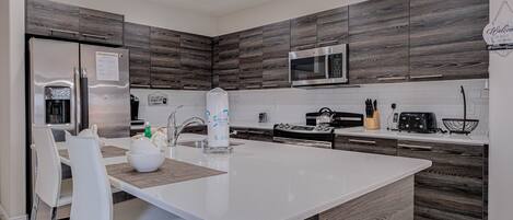 Réfrigérateur, micro-ondes, four, lave-vaisselle