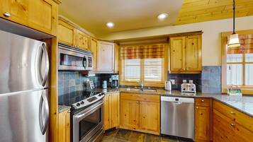 冰箱、微波炉、烤箱、炉灶