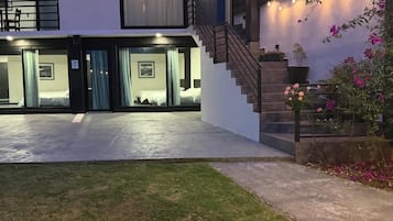 Vil·la familiar | Vista del pati