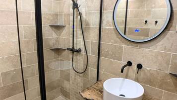 Articles de toilette écologiques, sÚche-cheveux, serviettes fournies