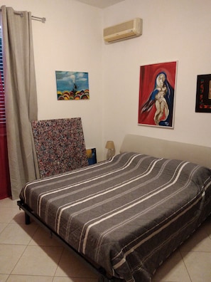 2 habitaciones, tabla de planchar con plancha y ropa de cama 