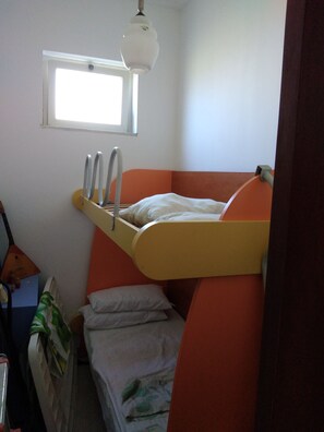 2 habitaciones, tabla de planchar con plancha y ropa de cama 