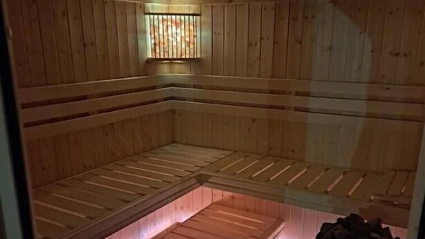 Una sauna con pareti e panche in legno.