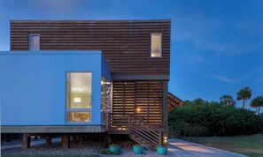 Exterior - Modern, upscale beach retreat w/private pool....just a short block to the beach! (Port Aransas)