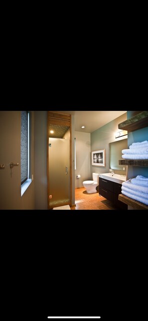 Secador de pelo, toallas, jabón y champú