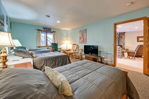 5 bedrooms, desk, Internet, bed sheets