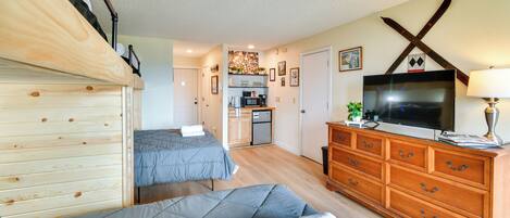 Desk, iron/ironing board, Internet, bed sheets