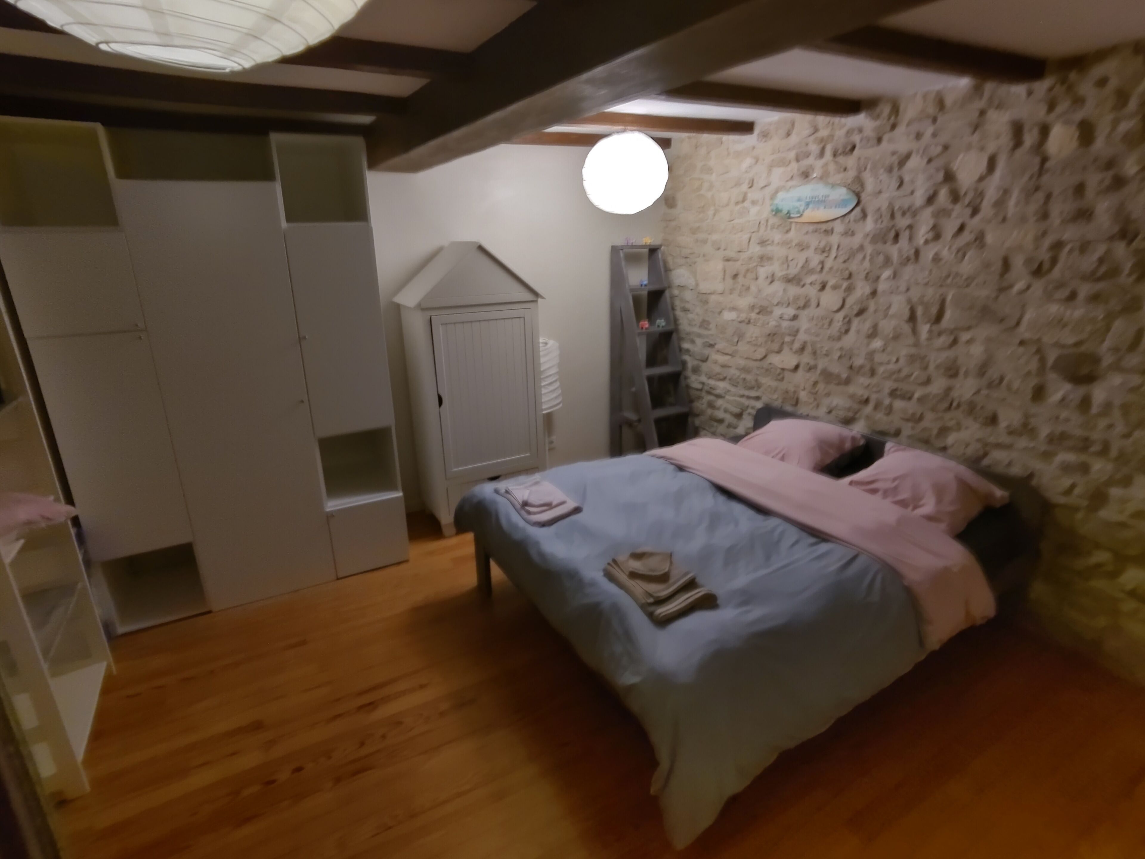 5 habitaciones, escritorio y tabla de planchar con plancha 