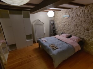 5 habitaciones, escritorio y tabla de planchar con plancha